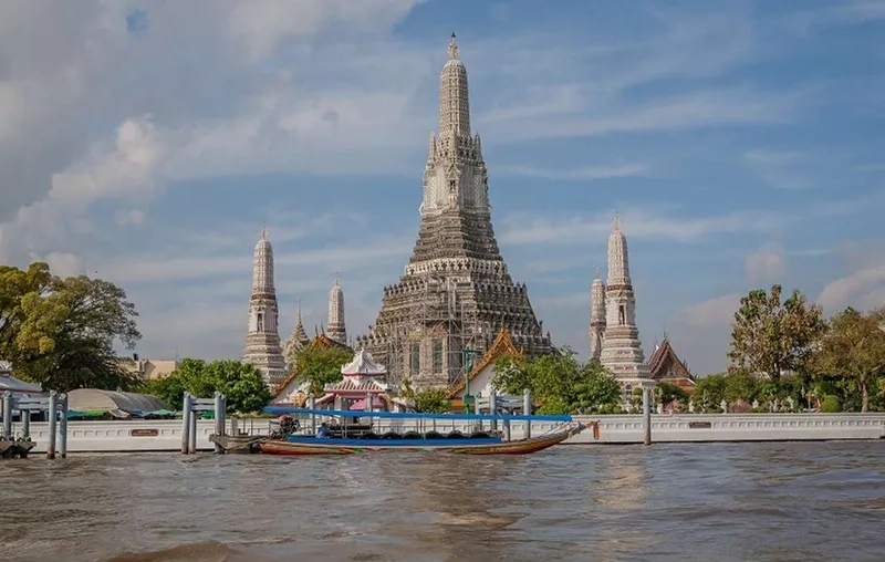 Chùa Wat Arun rực rỡ bên dòng sông Chao Phraya