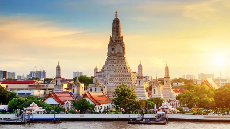 Chùa Wat Arun thu hút khách du lịch mỗi hoàng hôn