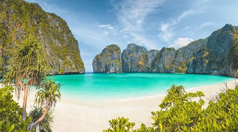 Đảo Koh Phi Phi nổi bật với làn nước trong xanh