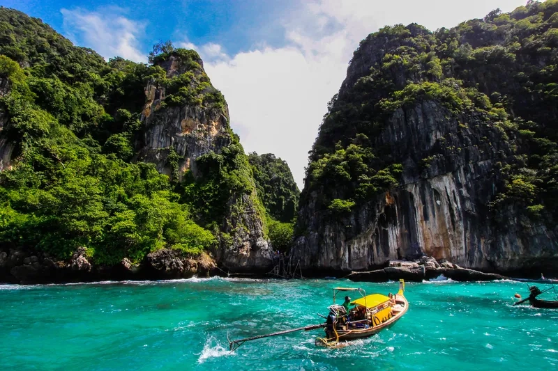 Lặn biển ngắm san hô tại đảo Koh Phi Phi