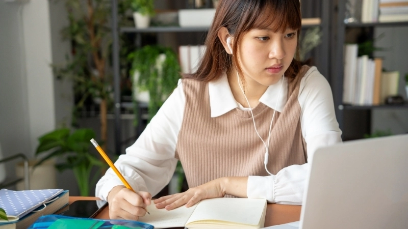 Hãy quan sát cách mọi người làm việc, hỏi khi không rõ