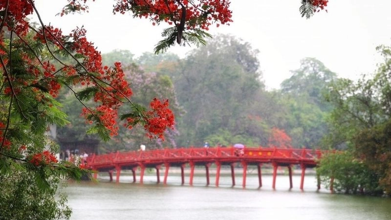 Cầu Thê Húc rực đỏ giữa lòng Hồ Gươm cổ kính