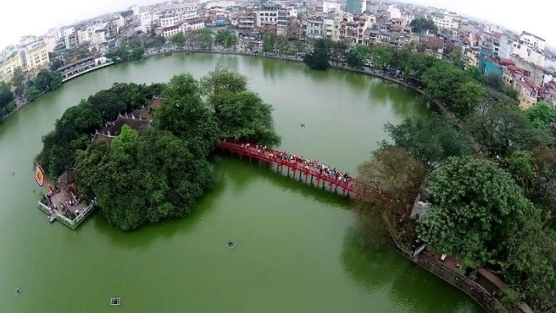 Hồ Gươm tĩnh lặng soi bóng tháp cổ nghiêng nghiêng