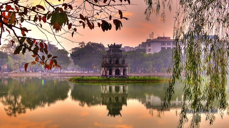 Một chiều nắng vàng rơi trên mặt nước Hồ Gươm