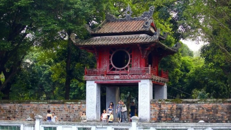 Cổng tam quan Văn Miếu Quốc Tử Giám uy nghiêm
