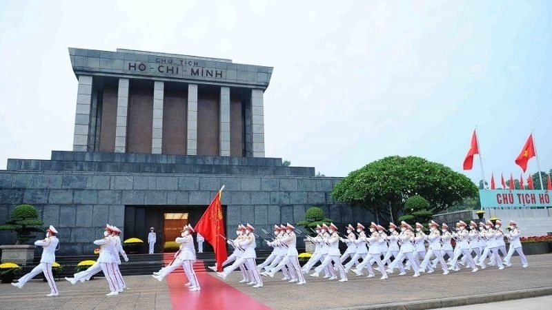 Lăng Chủ Tịch Hồ Chí Minh ngập tràn sắc hoa thành kính