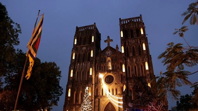 Sắc trời Hà Nội hòa quyện cùng vẻ đẹp Nhà Thờ Lớn Ask ChatGPT