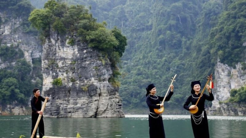 Dạo thuyền hồ Na Hang giữa sương mai lãng đãng