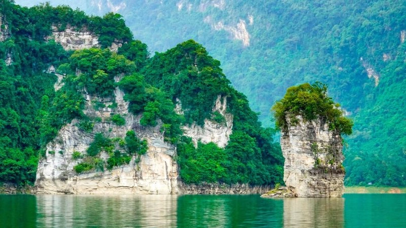 Hồ Na Hang mờ ảo trong làn sương nhẹ buổi sớm