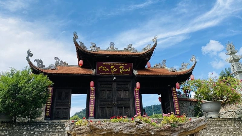 Thời điểm lý tưởng để khám phá chùa Tam Thanh là vào mùa xuân