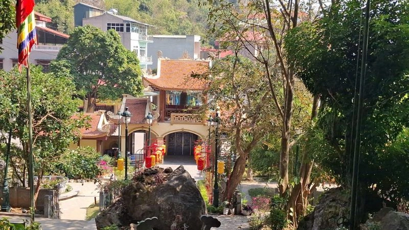 Chùa Tam Thanh cổ kính ẩn mình trong lòng núi đá