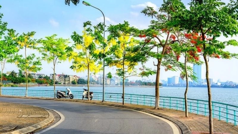 Hồ Tây mênh mông ôm trọn vẻ đẹp thơ mộng