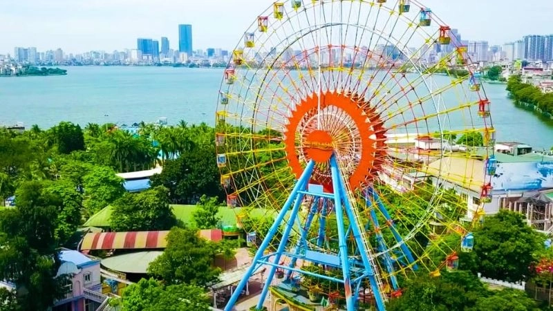 Hồ Tây trải rộng như vòng tay ôm lấy Hà Nội