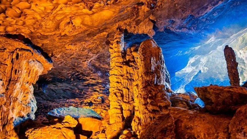 Sóng nước lặng lẽ ôm lấy Vịnh Hạ Long thơ mộng