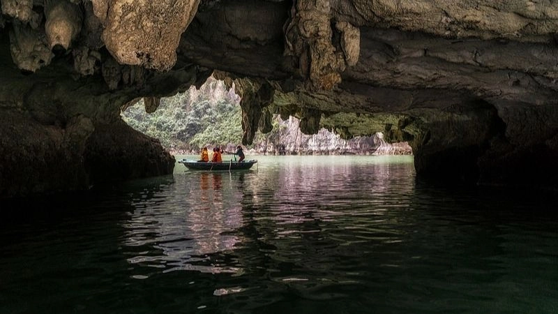Khám phá Hang Luồn bằng thuyền nan giữa núi đá