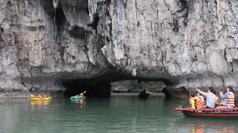 Hang Luồn mang dáng vẻ hoang sơ và thanh bình