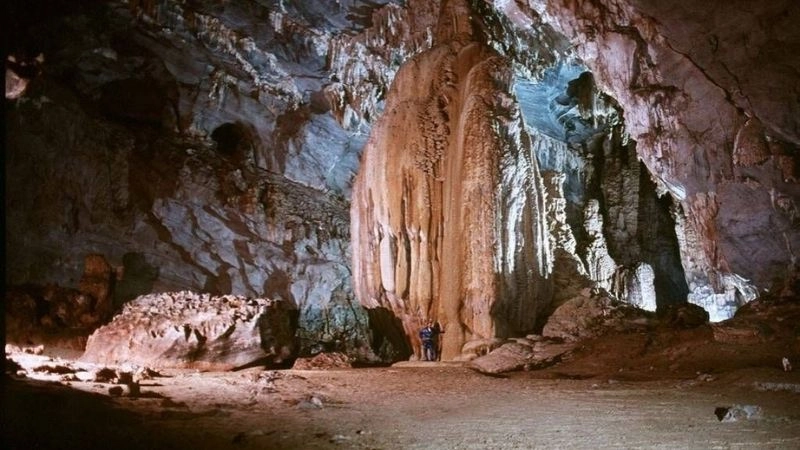 Hang Đầu Gỗ huyền bí giữa lòng vịnh Hạ Long