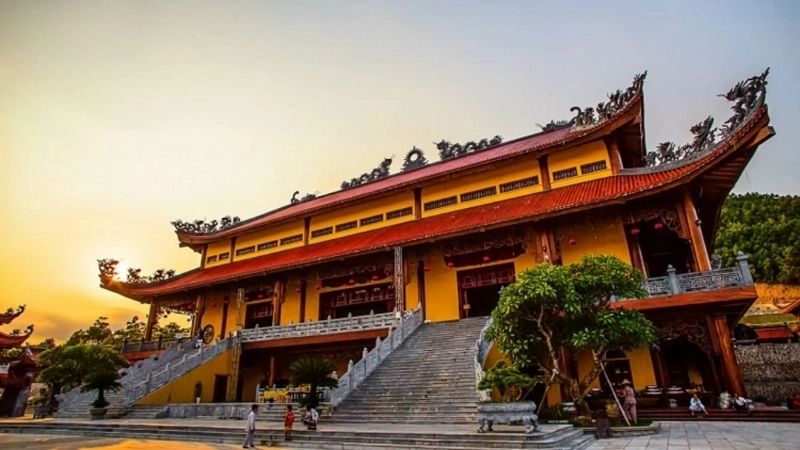 Chùa Ba Vàng đẹp rực rỡ dưới ánh nắng ban mai