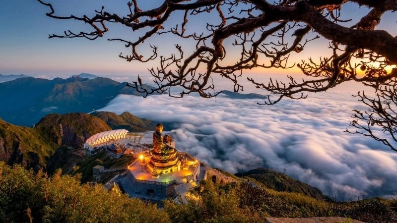 Đỉnh Fansipan mở ra góc nhìn ngoạn mục