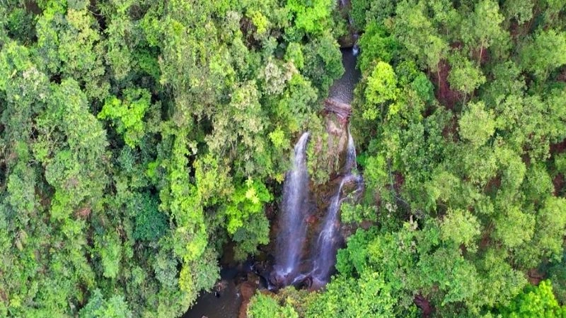 Dòng thác Bạc đổ xuống tạo nên khung cảnh hùng vĩ