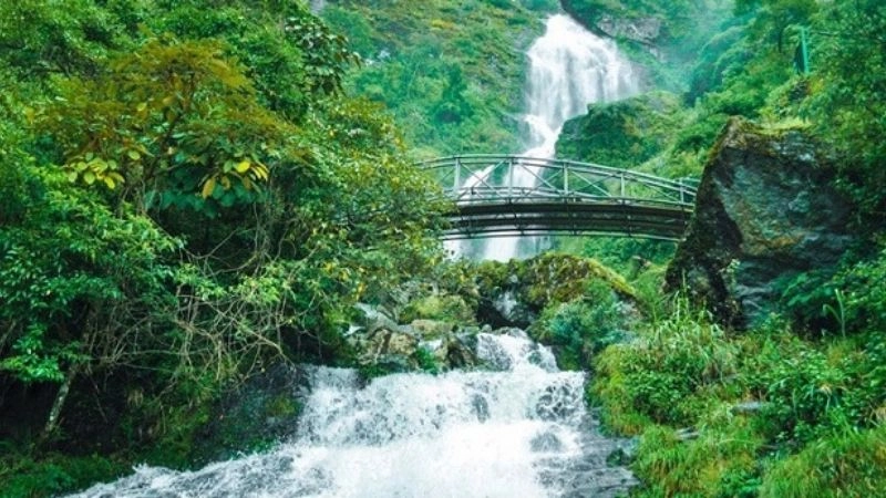 Một thoáng dừng chân bên thác Bạc yên bình