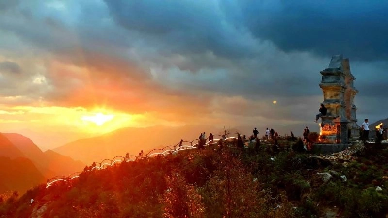 Cổng trời Sapa hiện lên kỳ vĩ giữa núi cao