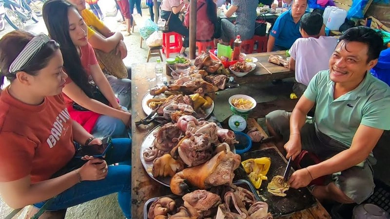 Dòng người tấp nập đổ về chợ phiên Bắc Hà