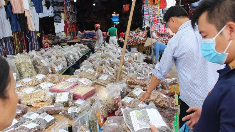 Tiếng cười nói rộn vang khắp chợ phiên Bắc Hà