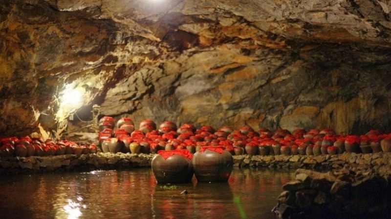 Tràng An hiện lên thơ mộng giữa núi sông kỳ vĩ