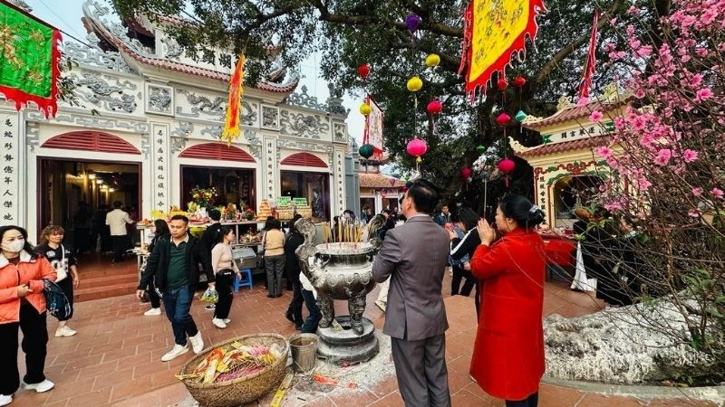 Phủ Tây Hồ thanh tịnh giữa phố thị xô bồ