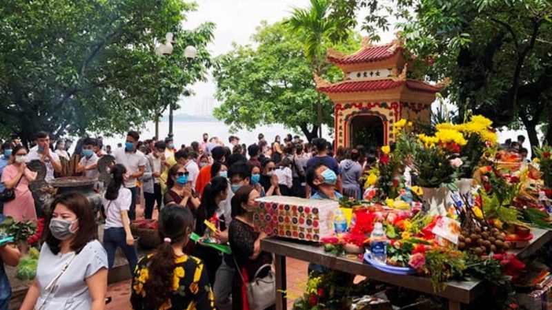 Cầu tài lộc bình an tại Phủ Tây Hồ linh thiêng