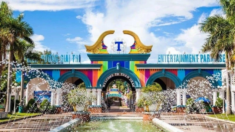 Sóng biển vỗ về bờ cát trắng đảo Tuần Châu