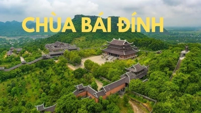 Chùa Bái Đính cách trung tâm thành phố khoảng 15km. Đây là quần thể chùa lớn nhất Việt Nam