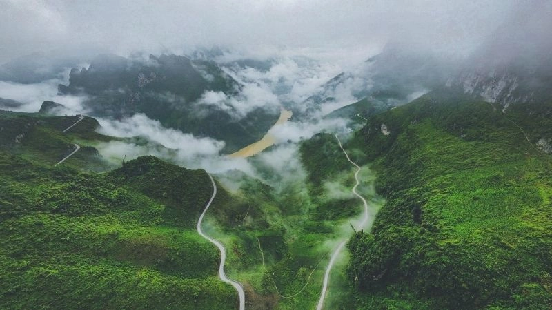 Đứng giữa Mã Pí Lèng thấy đất trời thu nhỏ