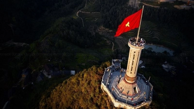 Cột cờ Lũng Cú sừng sững giữa non cao