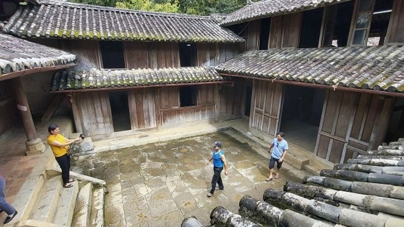 Dinh thự họ Vương trầm mặc cùng năm tháng