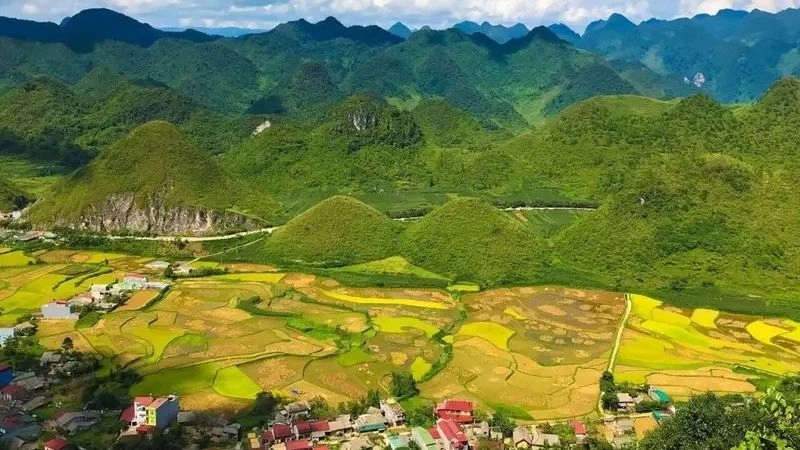 Quản Bạ hùng vĩ qua khung Cổng Trời cổ kính