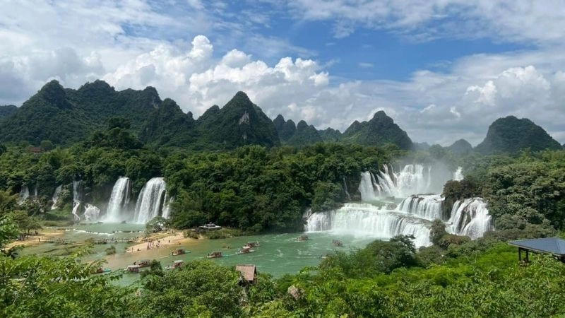 Vẻ đẹp Thác Bản Giốc làm say lòng lữ khách