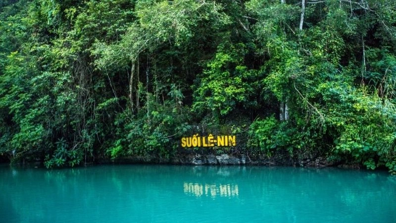 Dòng suối Lê Nin trong xanh bên hang Pác Bó