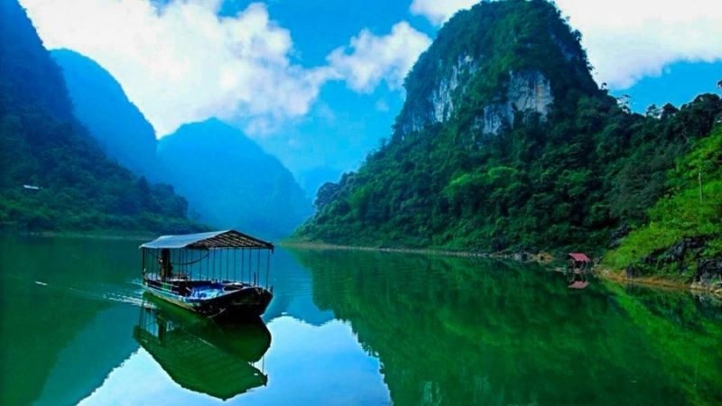 Dạo bước bên hồ Thang Hen nghe gió thì thầm