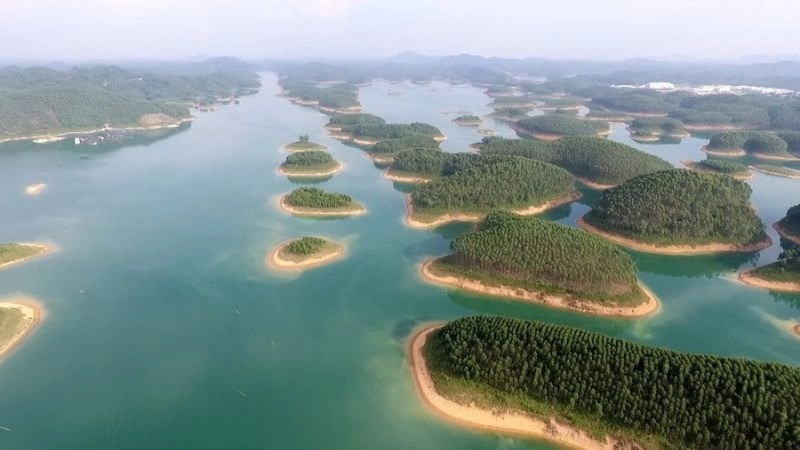 Hồ Thác Bà mênh mông giữa núi non Yên Bái