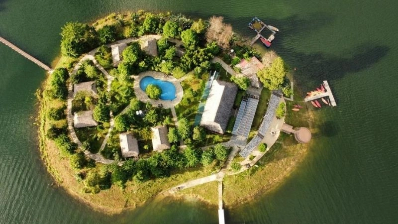 Hồ Thác Bà đẹp lặng lẽ giữa rừng xanh thẳm