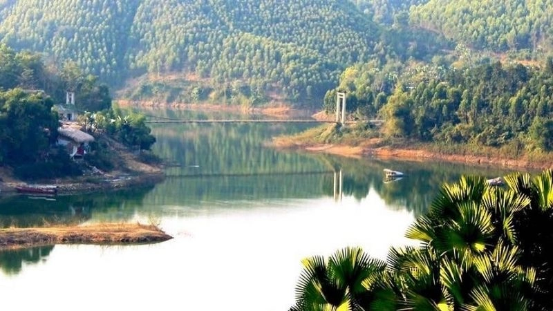 Thác Bà trong veo như gương trời buổi sớm mai