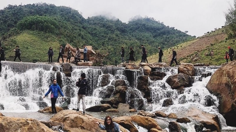 Dải lụa trắng mềm buông mình giữa núi rừng