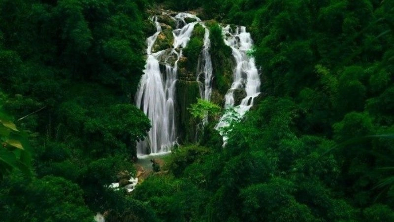 Thác Dải Yếm tung bọt trắng giữa rừng xanh