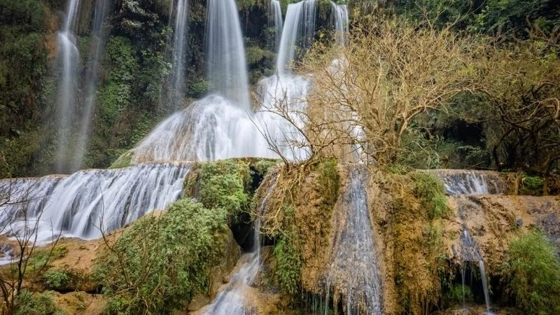 Mơ màng trước thác nước Dải Yếm thơ mộng