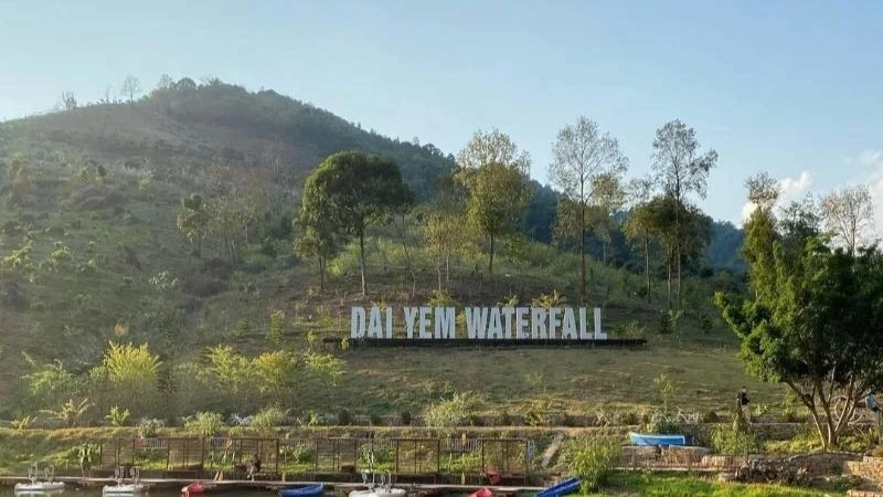 Làn nước trong vắt chảy qua thác Dải Yếm