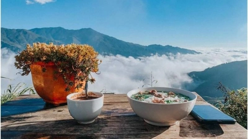 Săn mây trên sống lưng khủng long Tà Xùa huyền bí