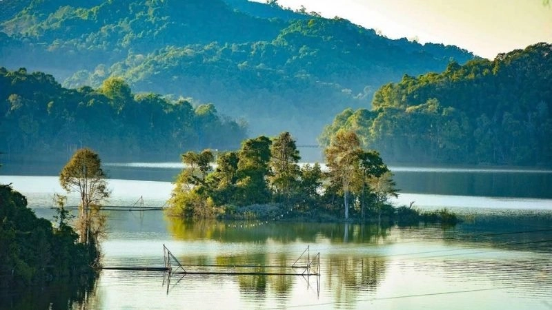 Thời điểm lý tưởng để du khách ghé thăm Hồ Pá Khoang là từ tháng 3 đến tháng 10