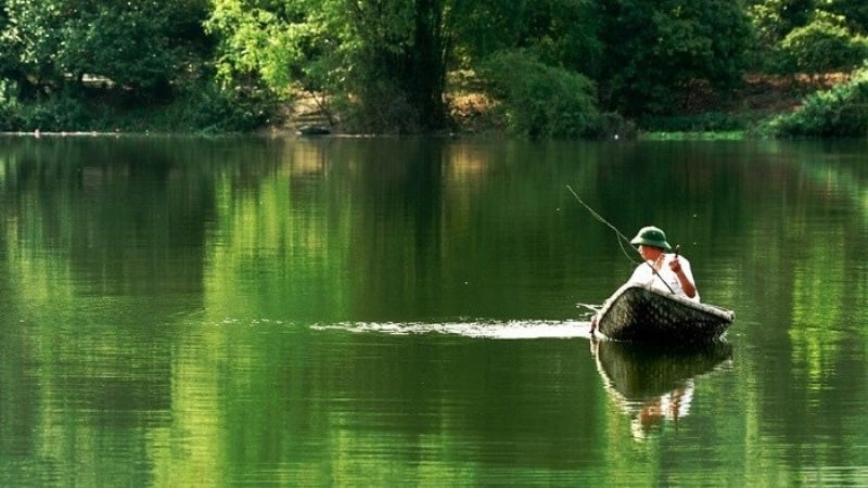 Hồ Ao Châu xanh ngọc giữa lòng đất Tổ